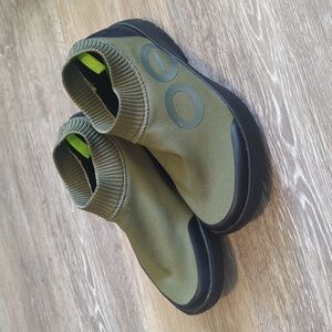 Oofos mens eezee mid shoe.